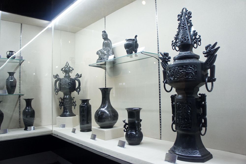 2014年1月15日，黄亮创办的黄源黑陶艺术馆展出的现代黑陶产品 。 (1).JPG
