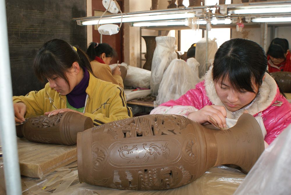 茌平黑陶制作工艺--手工雕刻黑陶.JPG