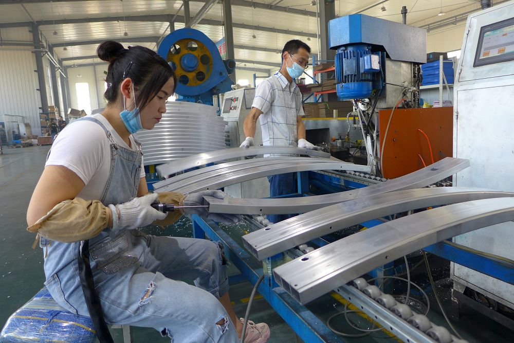 2020年5月26日，山东（茌平）友升铝业职工正在加工生产汽车配件。 (13).JPG