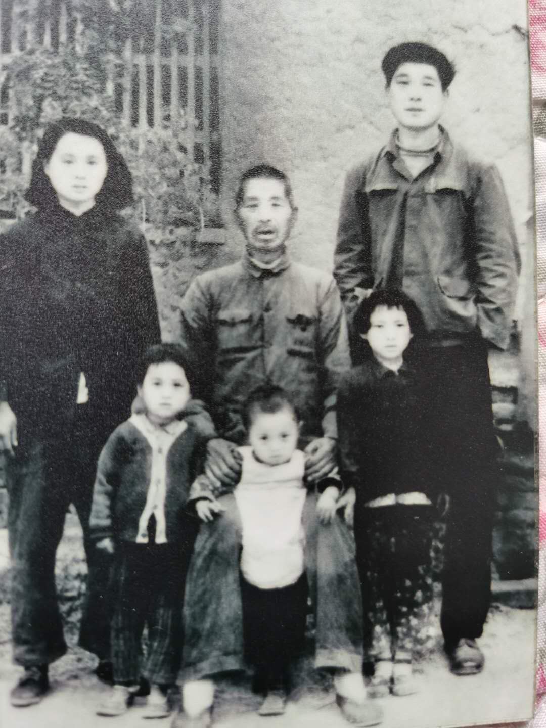 中间是吉德昌的爷爷吉连山，两边吉德昌的父亲吉风楼、母亲张淑芳，下边为吉德昌的大姐.jpg