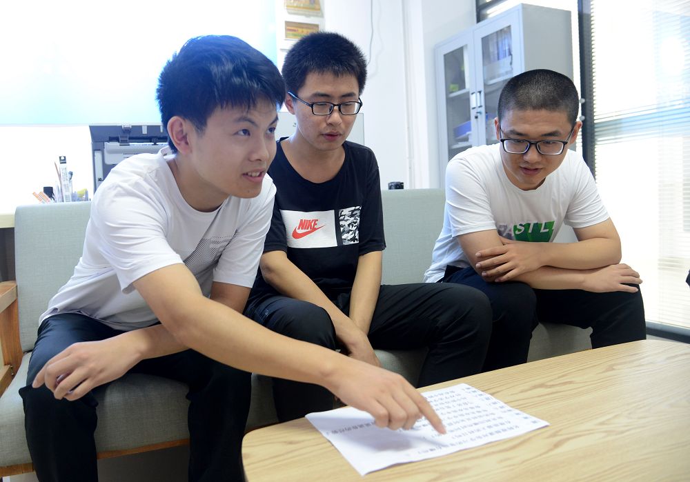 2020年7月27日，聊城市茌平区2020年高考第一名伦恒鹏同学，在简单学习网茌平服务中心现.jpg
