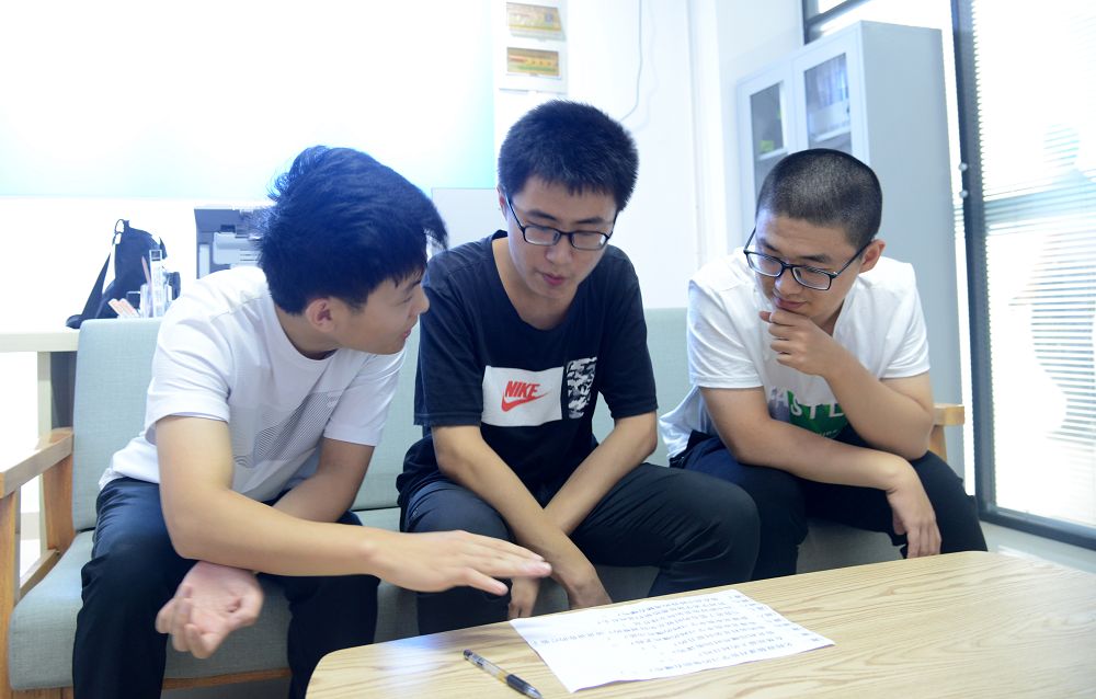2020年7月27日，聊城市茌平区2020年高考第一名伦恒鹏同学，在简单学习网茌平服务中心现.jpg
