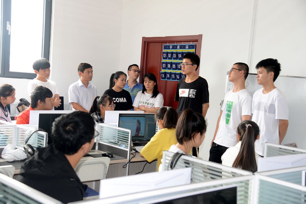 2020年7月27日，聊城市茌平区2020年高考第一名伦恒鹏同学，在简单学习网茌平服务中心现.jpg