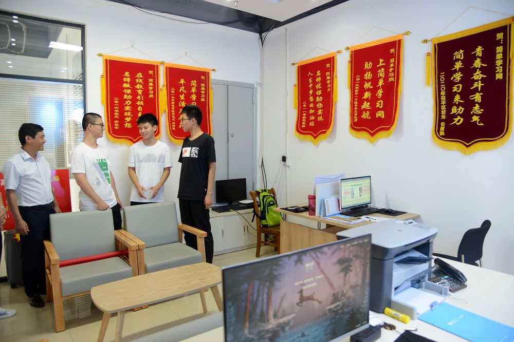 2020年7月27日，聊城市茌平区2020年高考第一名伦恒鹏同学，在简单学习网茌平服务中心现.jpg