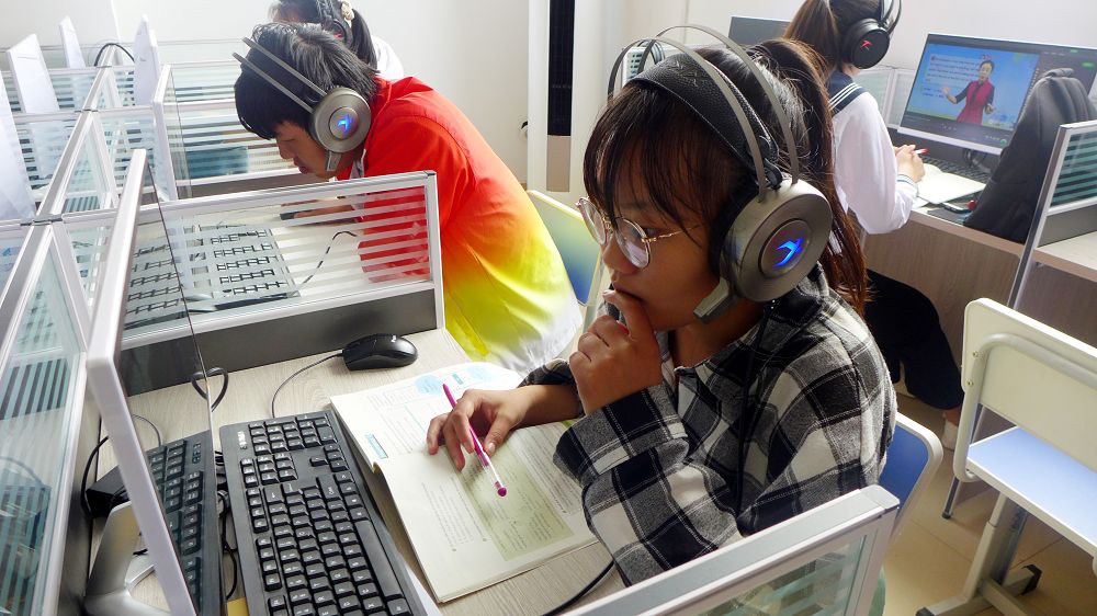 2020年7月27日，聊城市茌平区2020年高考第一名伦恒鹏同学，在简单学习网茌平服务中心现.jpg