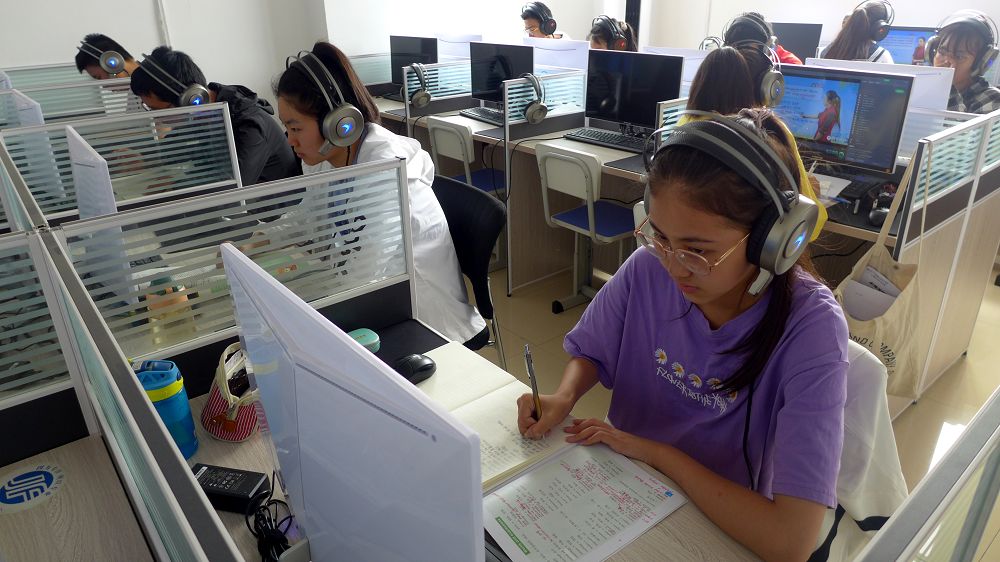 2020年7月27日，聊城市茌平区2020年高考第一名伦恒鹏同学，在简单学习网茌平服务中心现.jpg