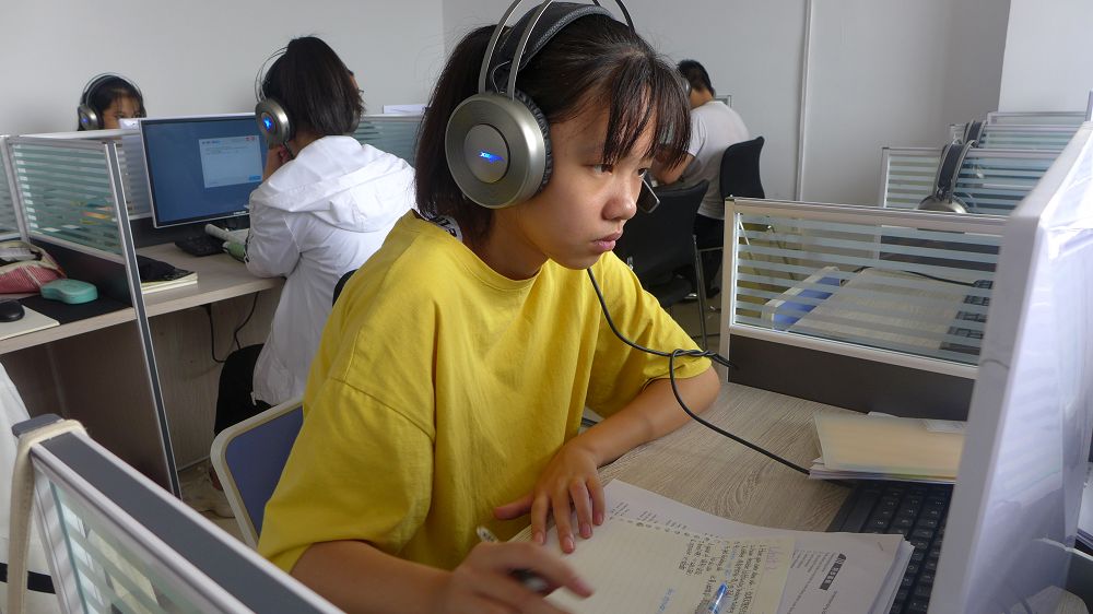 2020年7月27日，聊城市茌平区2020年高考第一名伦恒鹏同学，在简单学习网茌平服务中心现.jpg