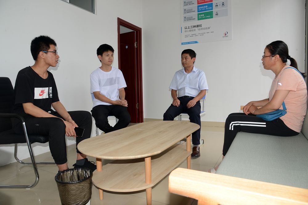 2020年7月27日，聊城市茌平区2020年高考第一名伦恒鹏同学，在简单学习网茌平服务中心现.jpg