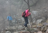 绵绵细雨伴我行，云雾瞭绕登岱顶